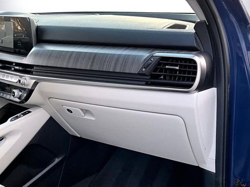 Used 2025 Kia Telluride EX w/ EX Captain's Chair Package image 19