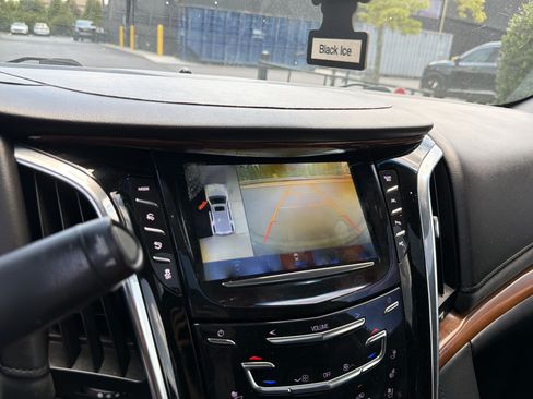 Used 2018 Cadillac Escalade Luxury AWD/4WD image 21