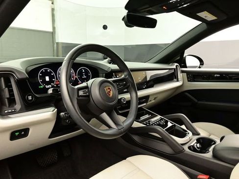 Certified 2024 Porsche Cayenne Coupe AWD/4WD image 4