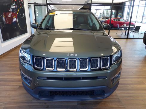 Used 2018 Jeep Compass Latitude w/ Cold Weather Group AWD/4WD image 2