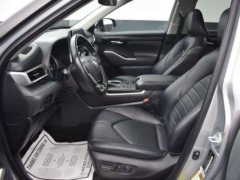 Used 2024 Toyota Highlander XLE AWD/4WD image 16
