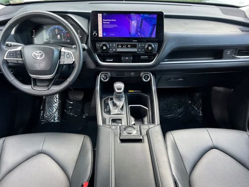 Certified 2025 Toyota Grand Highlander AWD image 3