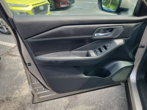 Used 2024 Nissan Rogue SL FWD image 15