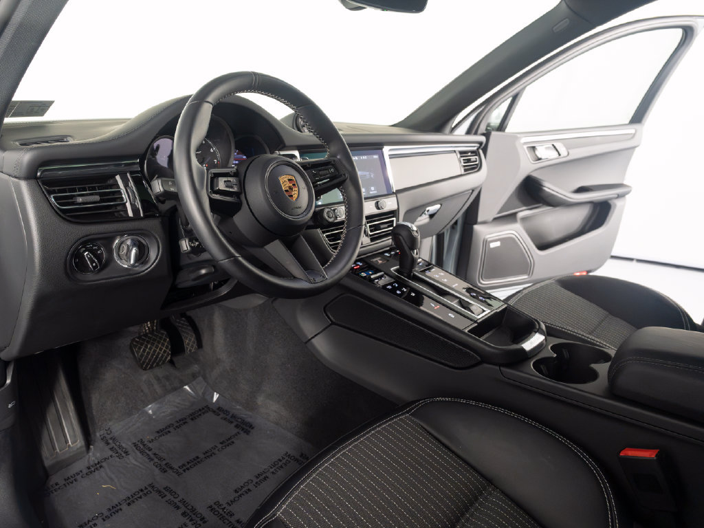 Certified 2026 Porsche Macan Turbo AWD/4WD image 4