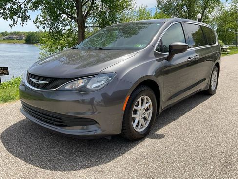 Used 2018 Chrysler Pacifica LX FWD image 1