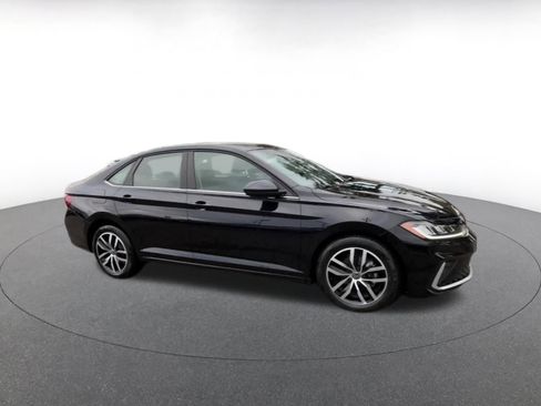 Used 2025 Volkswagen Jetta SE image 2