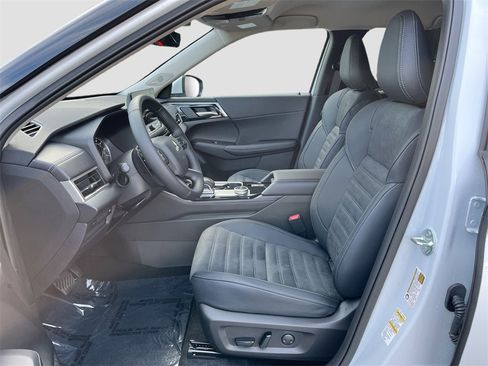 New 2025 Mitsubishi Outlander SE image 22