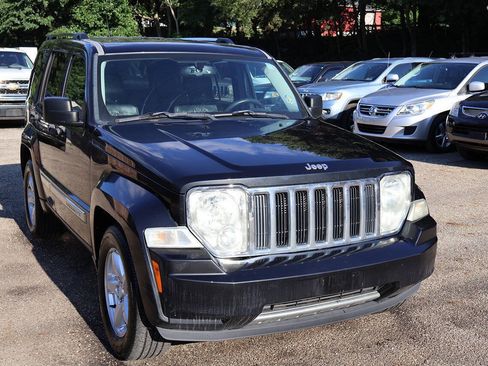 Used 2011 Jeep Liberty Limited AWD/4WD image 2