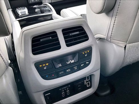 Used 2020 Honda Pilot Touring image 11