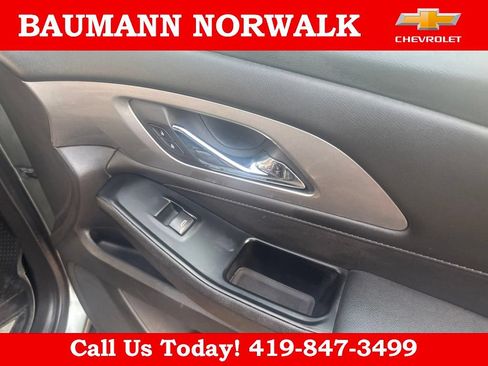 Used 2023 Chevrolet Traverse LT FWD image 29