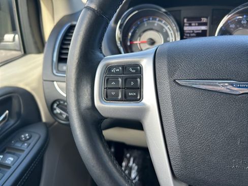Used 2016 Chrysler Town & Country Touring FWD image 15