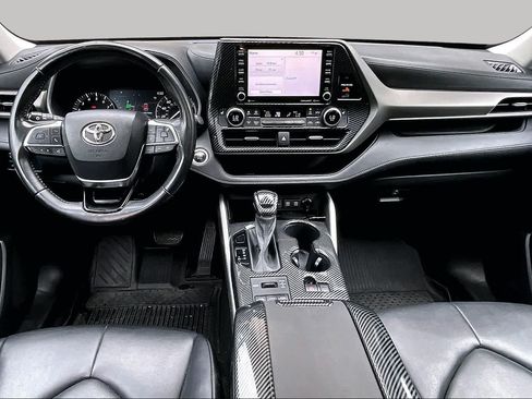 Used 2021 Toyota Highlander XLE AWD/4WD image 16