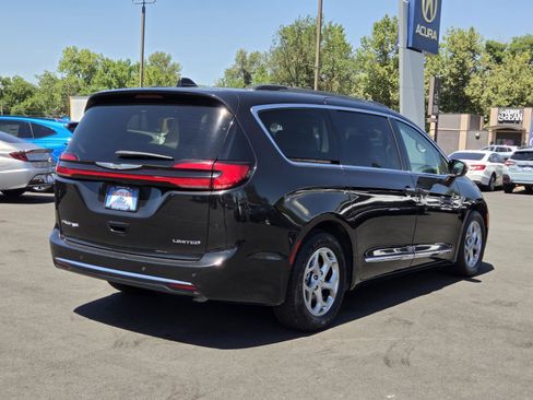 Used 2023 Chrysler Pacifica Limited FWD image 5