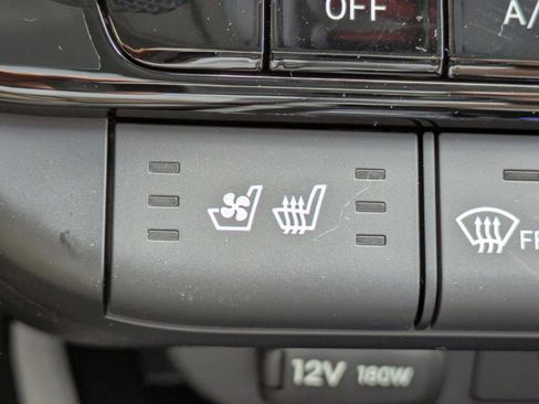 Used 2025 Hyundai Elantra Limited image 22