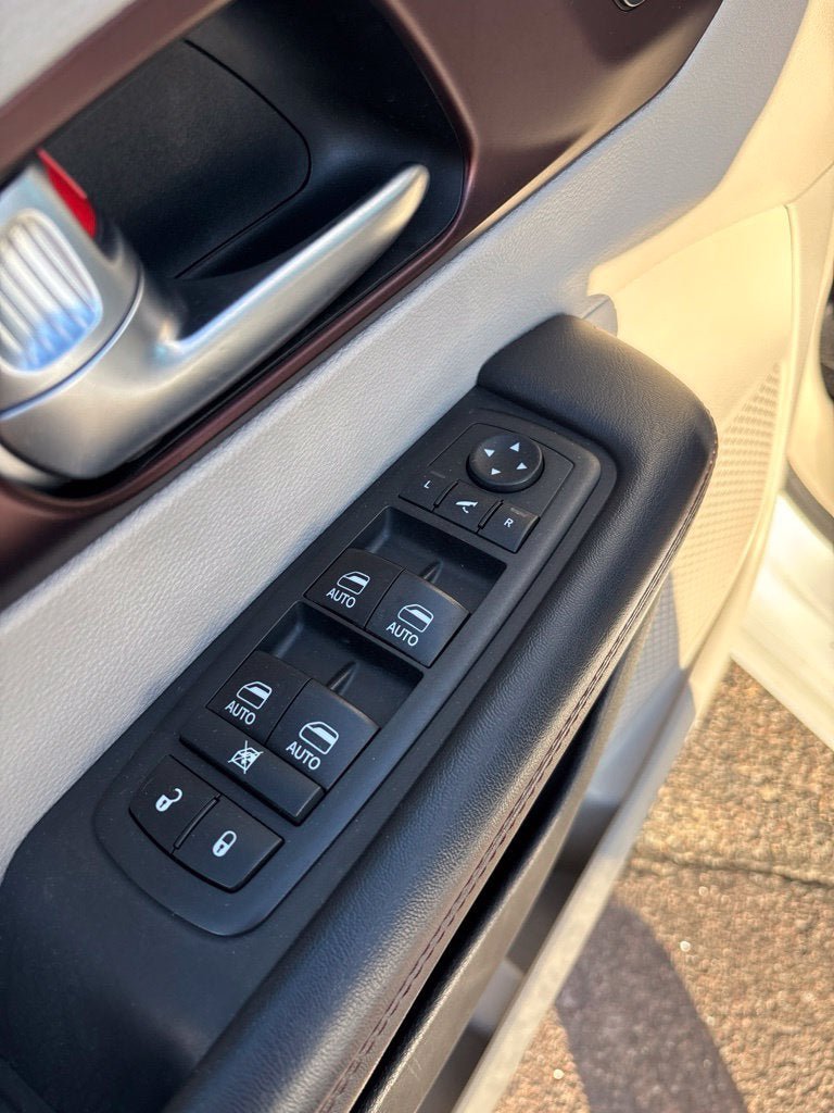 Used 2018 Chrysler Pacifica Limited FWD image 13