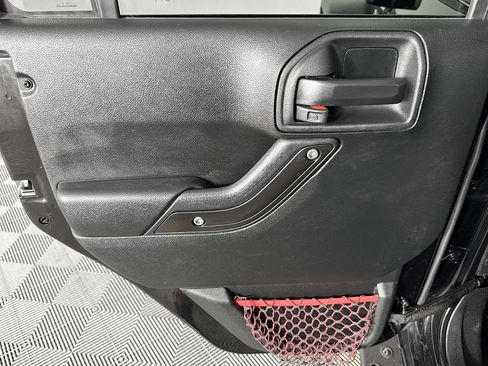 Used 2018 Jeep Wrangler Unlimited Rubicon w/ Connectivity Group image 23