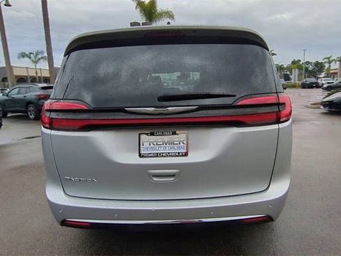 Used 2024 Chrysler Pacifica Touring-L image 7