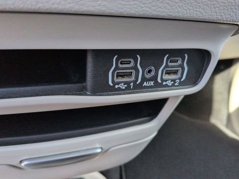 Used 2024 Chrysler Pacifica Touring-L image 25