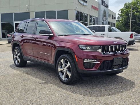 Used 2023 Jeep Grand Cherokee Limited w/ Luxury Tech Group II AWD/4WD image 5