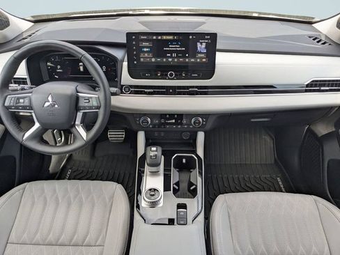 Used 2025 Mitsubishi Outlander AWD image 14