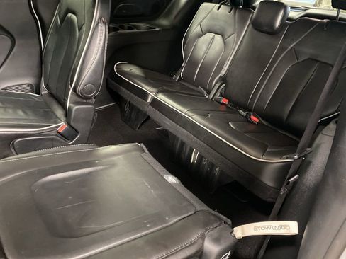 Used 2025 Chrysler Pacifica Limited FWD image 24