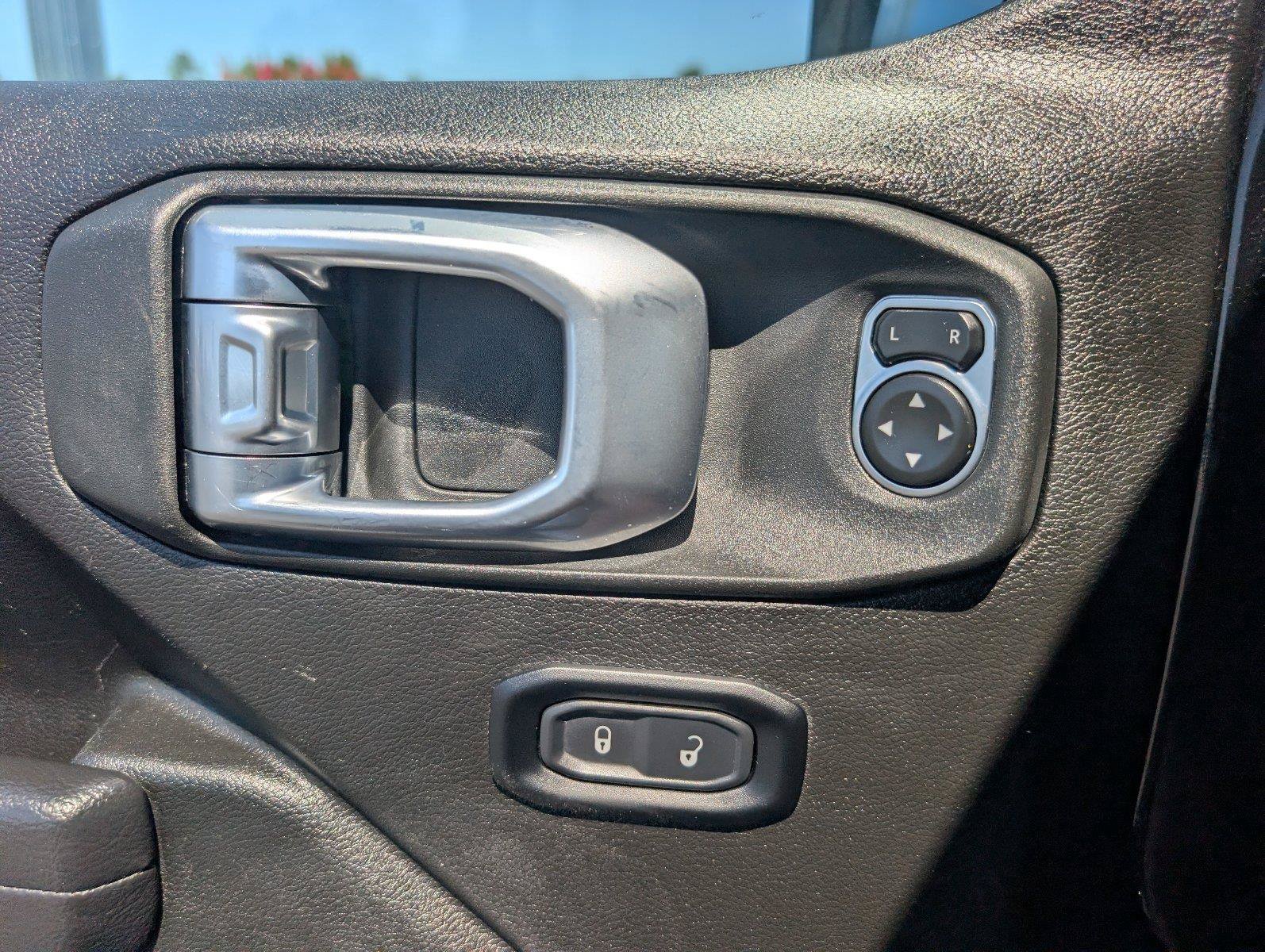 Used 2025 Jeep Wrangler Unlimited Rubicon AWD/4WD image 34