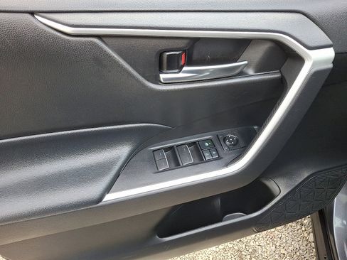 Used 2022 Toyota RAV4 XLE w/ Convenience Package image 12