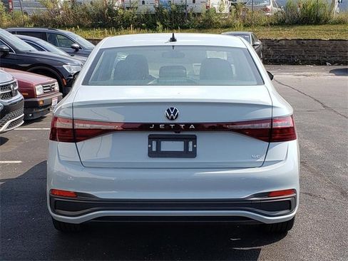 New 2025 Volkswagen Jetta SE image 4
