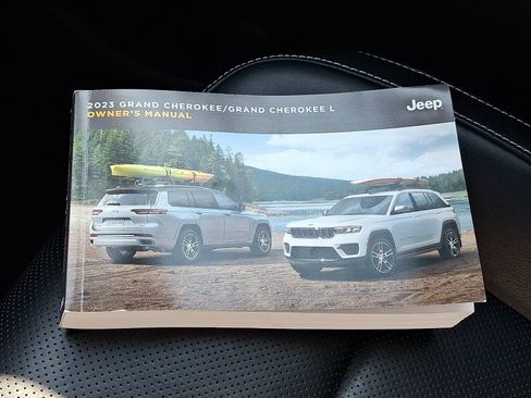 Used 2023 Jeep Grand Cherokee Overland w/ Luxury Tech Group IV AWD/4WD image 26