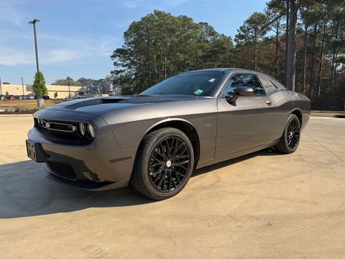 Used 2018 Dodge Challenger R/T image 1