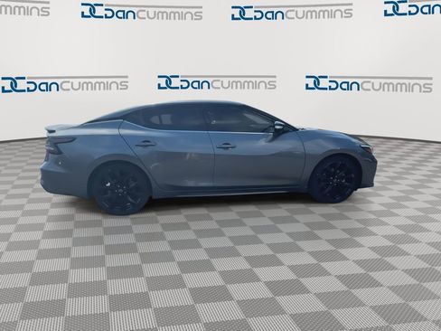 Used 2023 Nissan Maxima SR w/ Sport Mat Group FWD image 9