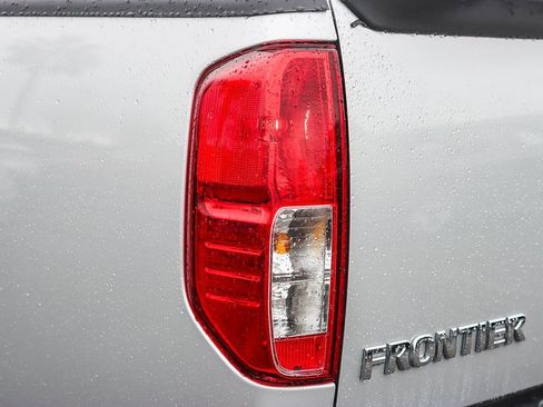 Used 2021 Nissan Frontier SV image 8