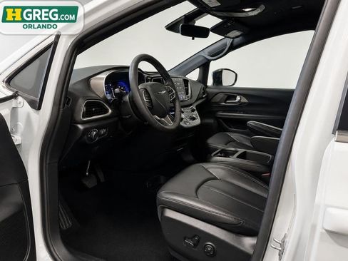 Used 2026 Chrysler Voyager LX FWD image 10