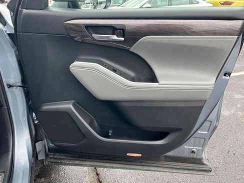 Used 2021 Toyota Highlander Limited image 37