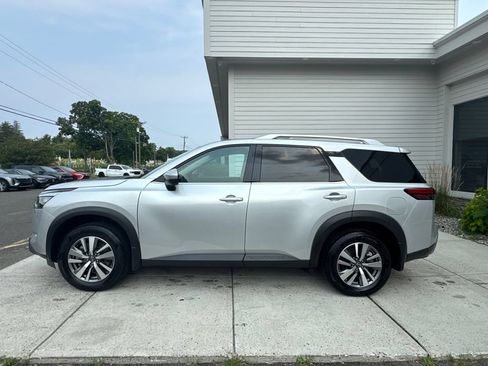 Used 2025 Nissan Pathfinder SL AWD/4WD image 9