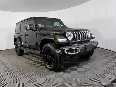 Used 2025 Jeep Wrangler Unlimited Sahara AWD/4WD image 4