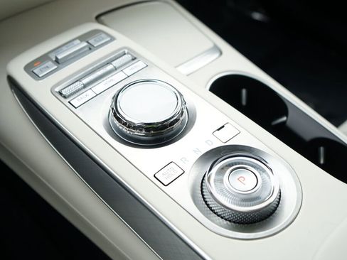 Used 2025 Genesis Electrified GV70 Advanced w/ Prestige Package image 32