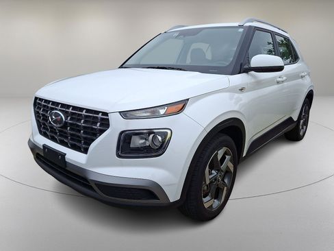 Certified 2025 Hyundai Venue SEL FWD image 5