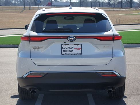 Used 2023 Toyota Venza XLE image 3