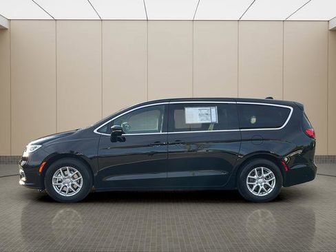 New 2026 Chrysler Pacifica Select image 2