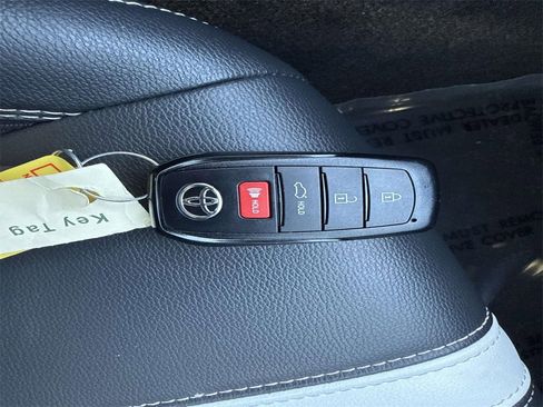 Used 2025 Toyota Camry SE image 33