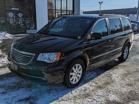 Used 2013 Chrysler Town & Country Touring image 2
