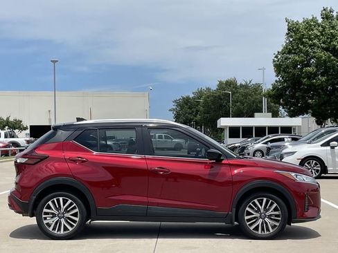 Used 2023 Nissan Kicks SV FWD image 3