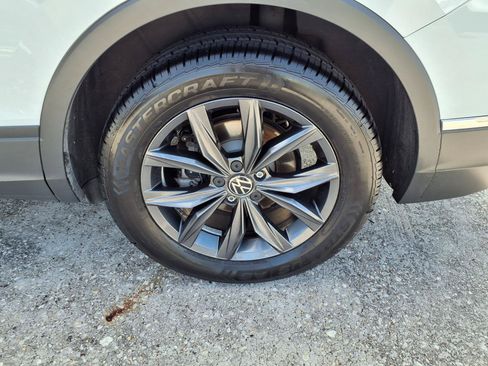 Used 2022 Volkswagen Tiguan SE w/ Panoramic Sunroof Package FWD image 26