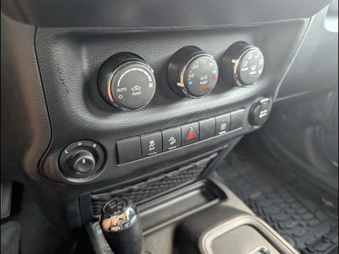 Used 2017 Jeep Wrangler Unlimited Sahara w/ Connectivity Group AWD/4WD image 16