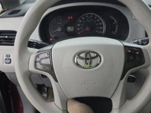 Used 2012 Toyota Sienna LE w/ Towing Pkg image 14