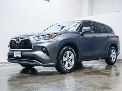 Used 2020 Toyota Highlander LE FWD image 3