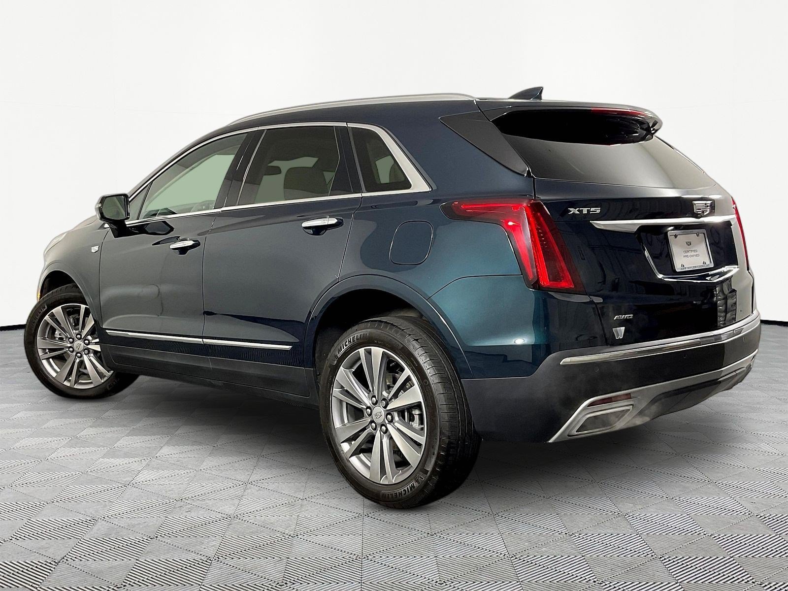 Used 2024 Cadillac XT5 Premium Luxury w/ LPO, Floor Liner Package AWD/4WD image 4