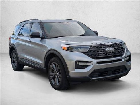 Used 2023 Ford Explorer XLT w/ Equipment Group 202A AWD/4WD image 3