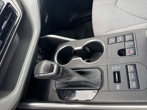 Used 2023 Toyota Highlander LE image 19